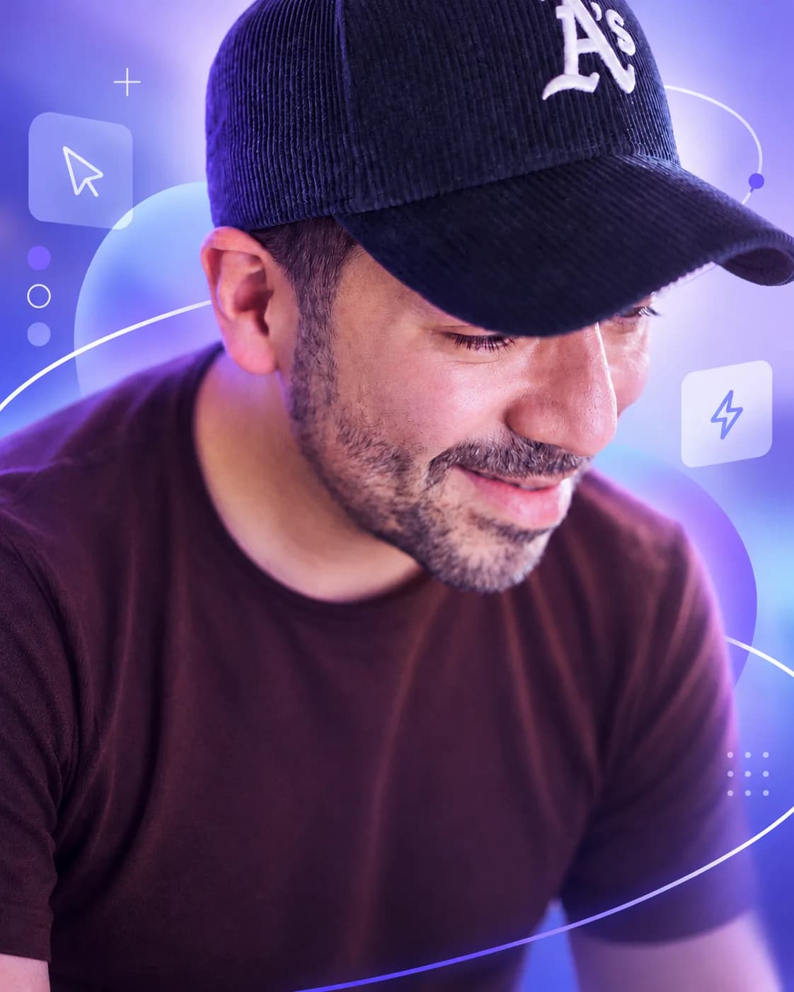 Retrato del creador de StrobeDesk sonriendo con la mirada hacia abajo, con elementos gráficos de StrobeDesk al fondo.