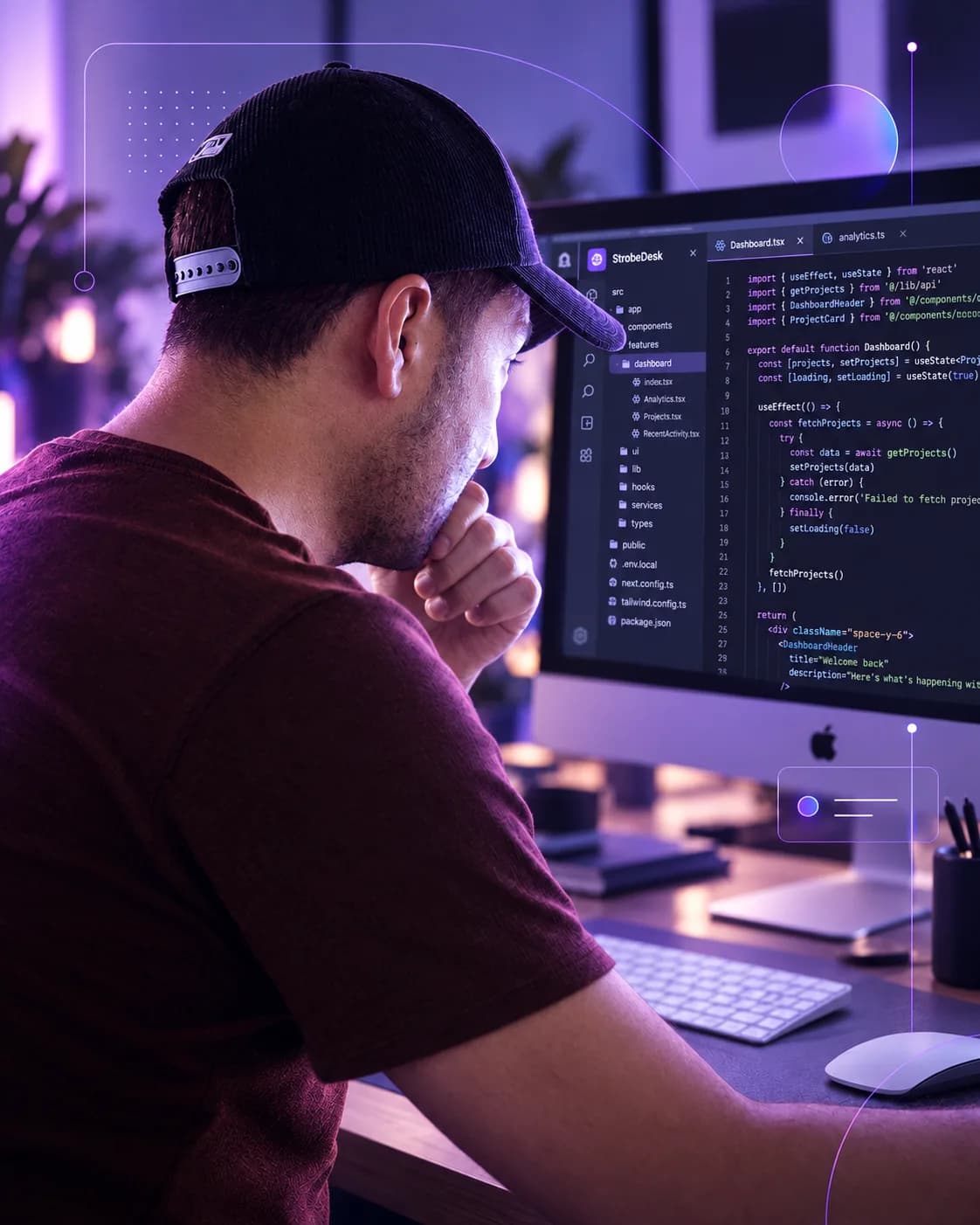 Creador de StrobeDesk trabajando frente al computador en el código del producto, rodeado de líneas y nodos de la marca.