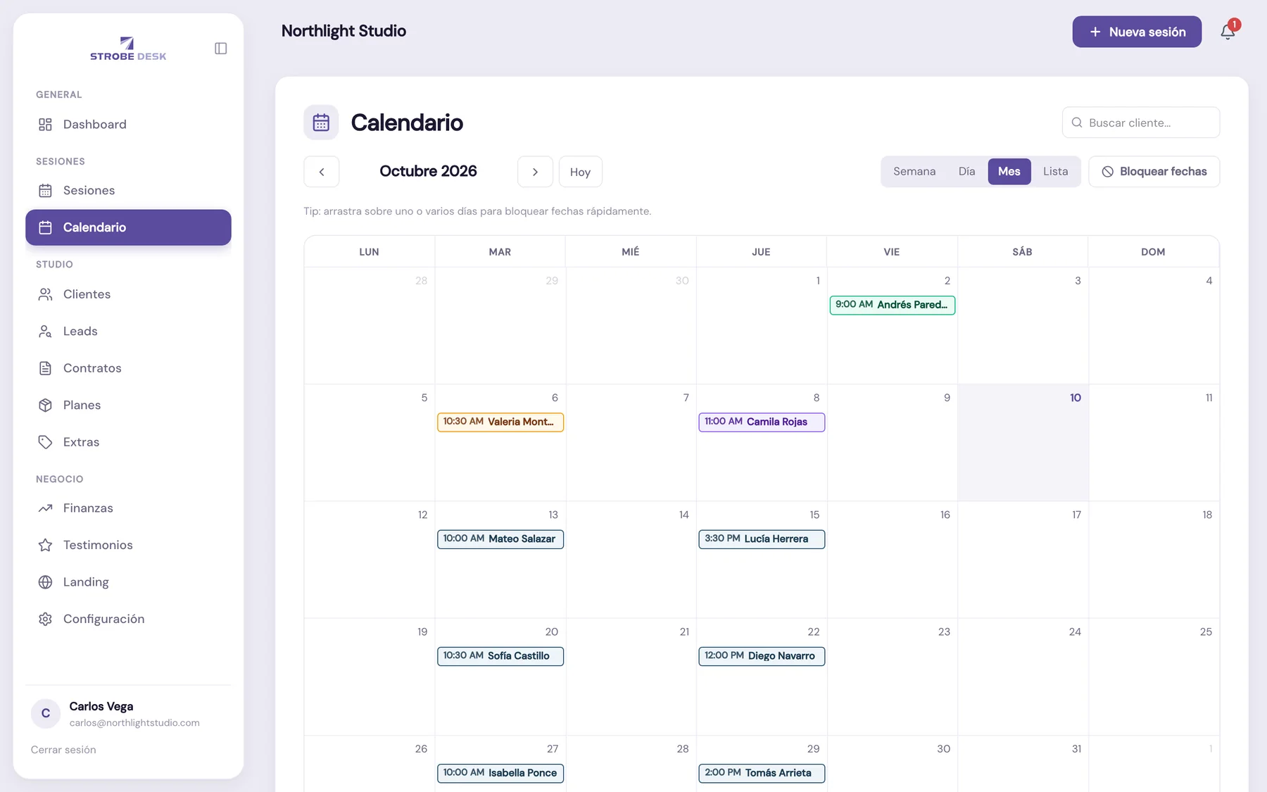 Calendario mensual de StrobeDesk con las sesiones del estudio distribuidas por día.